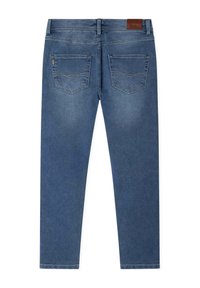 Unos vaqueros de mezclilla azul oscuro con una textura suave, que cuentan con dos bolsillos traseros y un parche de cuero marrón en la cintura.