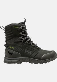 Bota de senderismo impermeable negra con diseño de tobillo alto, tejido texturizado, cordones y puntera reforzada con detalles de marca en gris y verde.