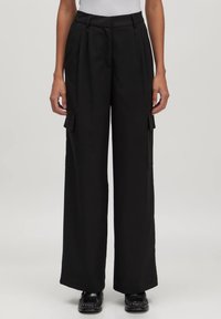 Zwarte cargo-broek met wijde pijpen en hoge taille, voorzien van twee zijzakken en een soepele, gestructureerde stof. Geschikt voor casual wear.