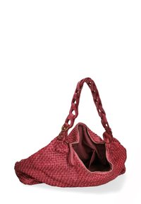 Sac à main tissé rouge avec une surface texturée, une poignée en chaîne et une fermeture éclair. L'intérieur présente un revêtement à rayures et plusieurs poches.