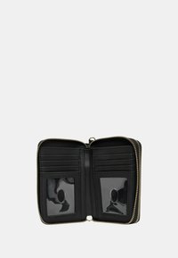 Portafoglio in pelle nera con zip dorata. L'interno presenta più scomparti per carte e due finestre trasparenti per l'ID. Finitura testurizzata.