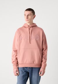 Rosa Kapuzensweatshirt mit einer Vorderseite-Kängurutasche und geprägtem "HUGO"-Logo, aus weichem Stoff mit gerippten Bündchen und Saum.