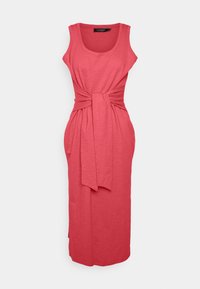 Korallfärgad tankklänning med figursydd byst och knutdetalj i midjan. Tillverkad av ett mjukt, texturerat material, har den midi-längd och sidofickor.