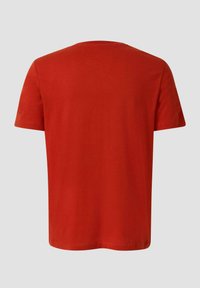 Rotes Baumwoll-T-Shirt mit kurzen Ärmeln, rundem Halsausschnitt und glatter Textur. Das Design ist einfach, ohne sichtbare Muster oder Akzente.