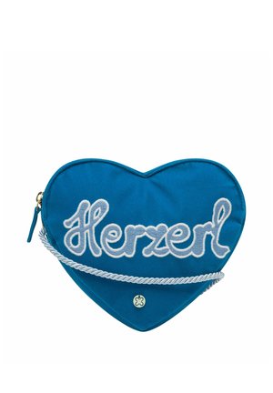 Blaues, herzförmiges Täschchen mit weißer "Herzerl"-Textstickerei und weißem, gedrehtem Kordelriemen auf weißem Hintergrund.