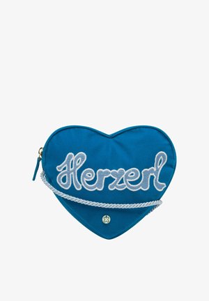 Blauwe tassen in hartvorm met witte tekst 'Herzerl' borduurwerk en een witte gedraaide koordband op een witte achtergrond.