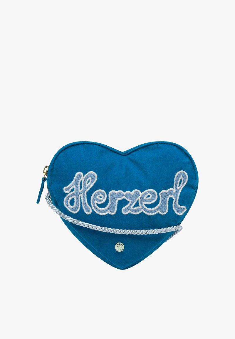 Sac bleu en forme de cœur avec une broderie blanche "Herzerl" et une sangle en corde blanche torsadée sur fond blanc.