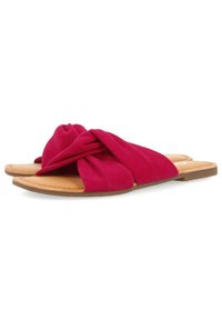 Sandalias de tela rosa con diseño de tiras retorcidas, suela plana y plantilla en color miel. La textura de ante proporciona una apariencia suave.