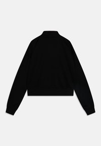 Czarny krótki sweatshirt z stójką, długimi rękawami i ściągaczami. Gładki materiał, minimalistyczny design, bez widocznego logo czy wzorów.