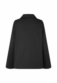 Mustroen must coat klassikalise krae ja pikkade varrukatega. Omab siledat, mati tekstuuri ning lihtsat ja puhtat disaini ilma kaunistusteta.