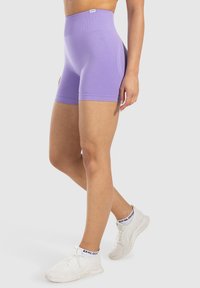 Lila högmidjade cykelshorts med en slät textur och figurnära design. Förstärkt med en minimal logotyp vid midjan.