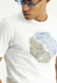 Kigili GEMUSTERTES - Camiseta estampada - ecru