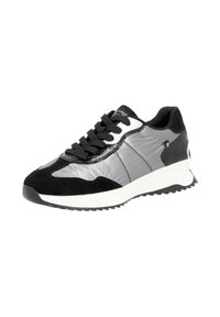 Chaussure de sport noire et grise avec un mélange de daim et de matériau brillant, présentant une semelle blanche et une semelle extérieure noire texturée pour une meilleure adhérence.