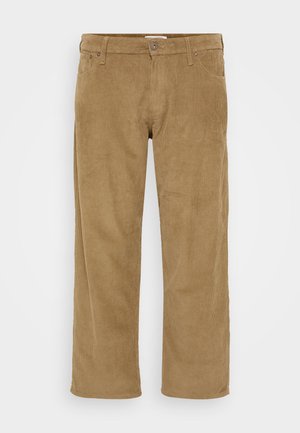 Pantalones de pana en marrón claro, con un diseño de pierna recta, trabillas para cinturón y bolsillos frontales. Superficie texturizada con estrías verticales.