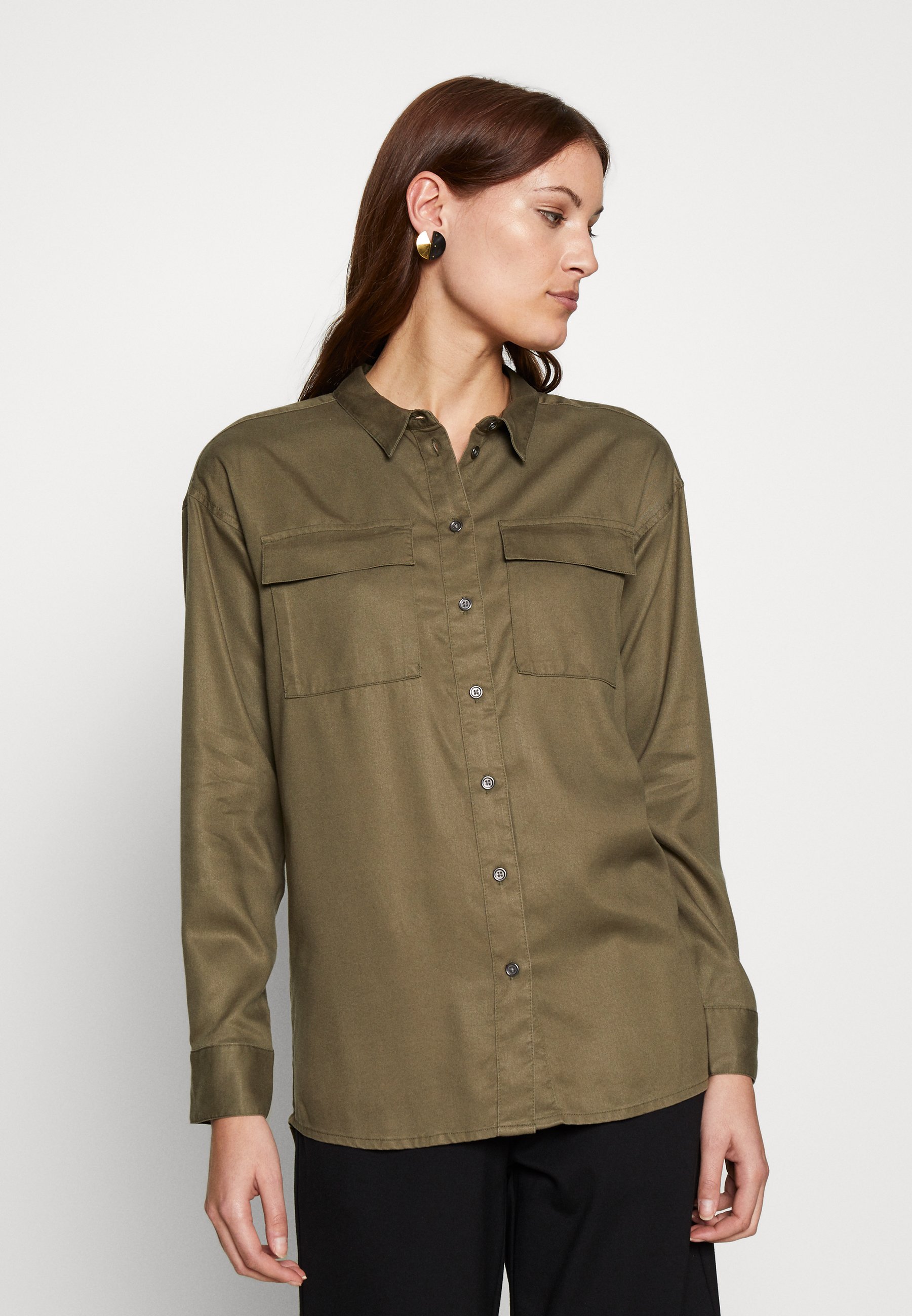 Moss Copenhagen MAIRA ROSANNA SHIRT Bluser dark green Dark green Blouses Moss Copenhagen Bluser - Dameklær er billig