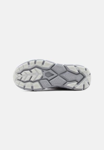 Semelle de chaussure en caoutchouc gris et blanc avec des motifs hexagonaux et en chevron pour une adhérence et une durabilité optimales.
