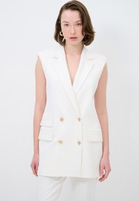 Bílý tailored vest s hlubokým V výstřihem, dvoucestným designem, zlatými knoflíkovými akcenty a bočními kapsami; hladká tkanina, bez rukávů.