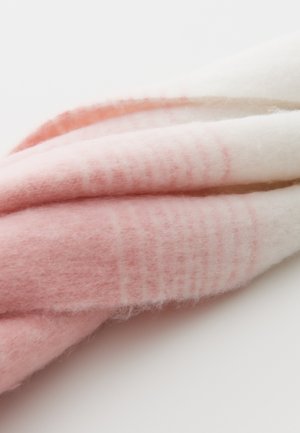 Katoenmengsel sjaal met een zachte roze en witte gradient, voorzien van een subtiel gestreept patroon en een fluffy textuur.