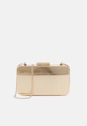 Bolso rectangular dorado con textura acanalada vertical, cierre superior seguro y correa de cadena. Presenta un acabado metálico suave.