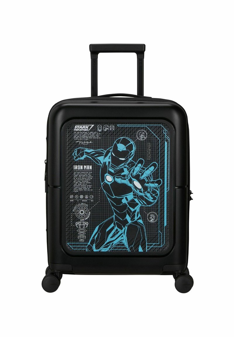 Zwarte harde koffer met een Iron Man-afbeelding in blauw. Uitschuifbare handgreep en vier wielen voor mobiliteit. Textuur oppervlak met technische details.