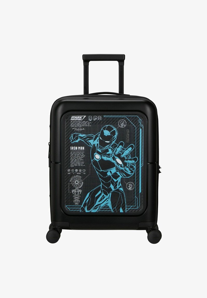 Valigia rigida nera con grafica di Iron Man in blu. Manico estraibile e quattro ruote per la mobilità. Superficie testurizzata con dettagli tecnici.