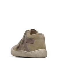Bruine suede enkellaars met een gestructureerd oppervlak, rubberen zool en een klittenbandsluiting. Heeft een logo-label aan de zijkant en contrasterende strepen.
