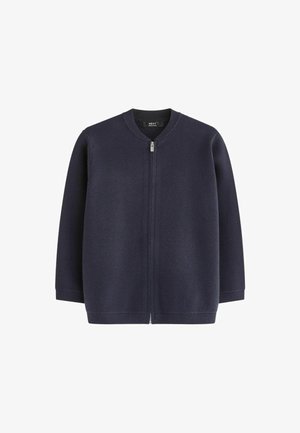 Mornarsko modra zip-up jakna s okroglim ovratnikom, dolgimi rokavi in gladko teksturo. Ima srebrni zipper za zapiranje. Preprost dizajn.