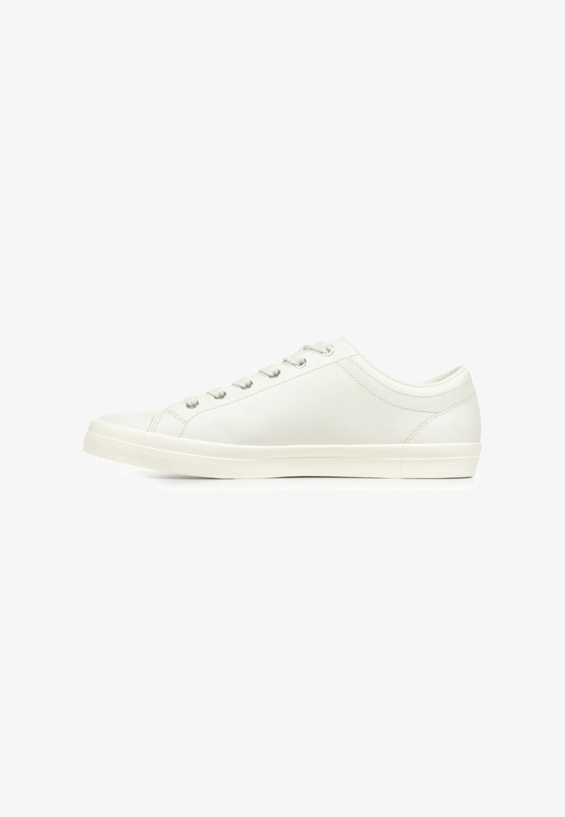 Witte leren sneaker met een gladde oppervlakte, ronde neus, platte veters en een minimalistisch ontwerp. Getextureerde accenten aan de zijkanten.