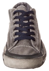Baskets en toile grise avec lacets bleu marine, semelle en caoutchouc et partie supérieure texturée. Présente un design simple et des détails cousus le long des côtés.