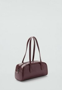 Geantă de mână din piele burgundă, cu formă dreptunghiulară, mânere duble și închidere cu fermoar, având o textură netedă și un design minimalist.