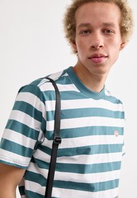 Dickies RIVERGROVE TEE - Potiskana majica - lincoln green