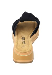 Schwarzer Stoffslipper mit Knotendetail an der Zehe. Weiche beige Innensohle, braune Außensohle und dezente Naht entlang der Kante.