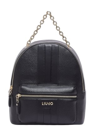 Zaino in pelle nera texturizzata con cerniere dorate, tasca anteriore, manico a catena dorato e logo "LIU JO" sulla tasca anteriore.