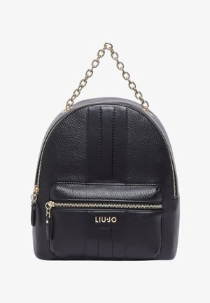 Sac à dos en cuir noir texturé avec fermetures éclair dorées, poche avant, anse chaîne dorée et logo "LIU JO" sur la poche avant.