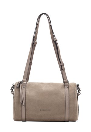 Sac à bandoulière rectangulaire en daim beige avec bretelles réglables, fermeture éclair sur le dessus et petit nom de marque embossé au centre devant.