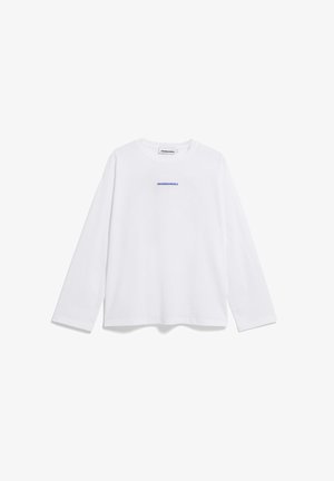 T-shirt blanc à manches longues avec col rond et petit logo bleu "ARMEDANGELS" centré sur la poitrine.