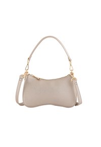 Bolso de mano beige hecho de material texturizado, con una forma curvada, herrajes dorados, cierre superior con cremallera y una correa desmontable para un transporte versátil.