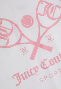 Balta medvilninė marškinėliai su rožiniu piešiniu, kuriame pavaizduoti du teniso raketai ir teniso kamuoliukas, su "Juicy Couture" tekstu ir "EST. LA" detaliu.