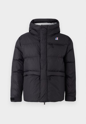 Schwarze Steppjacke mit hohem Kragen, Reißverschluss-Tasche auf der linken Brust, elastischen Bündchen und einem Kordelzug an der Taille zur Anpassung.