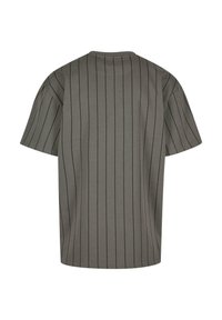 Camiseta gris de manga corta con rayas negras verticales. Hecha de una tela suave con un corte relajado y escote redondo. Sin marcas visibles.