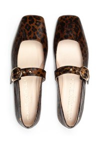 Bailarinas de estampado de leopardo con punta cuadrada, material de piel sintética en negro y marrón, correa al tobillo con hebilla dorada y interior beige.