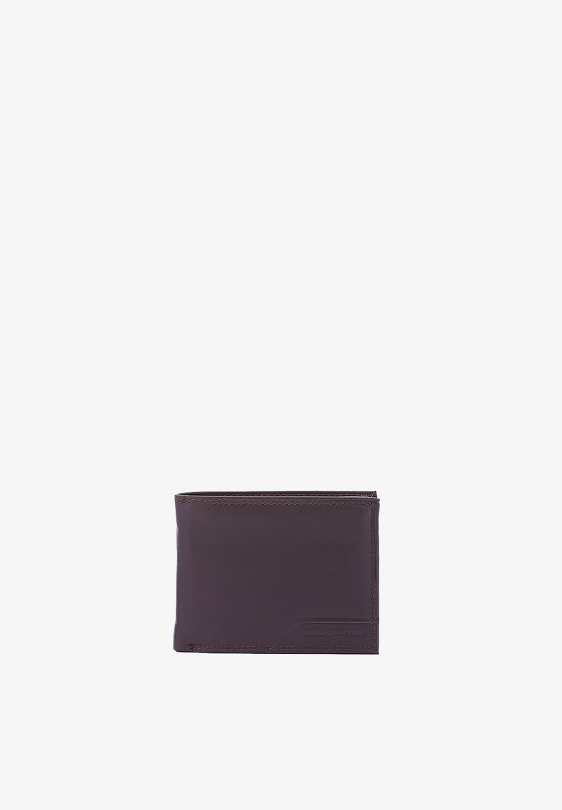 Portefeuille bifold en cuir marron foncé avec coutures visibles, fermé, présentant une texture lisse et un logo embossé subtil dans le coin inférieur droit.