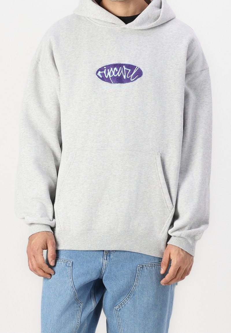 Szara bluza z kapturem, dużą przednią kieszenią i luźnym fasonem. Na piersi fioletowe logo graficzne. Materiał z mieszanki bawełny.