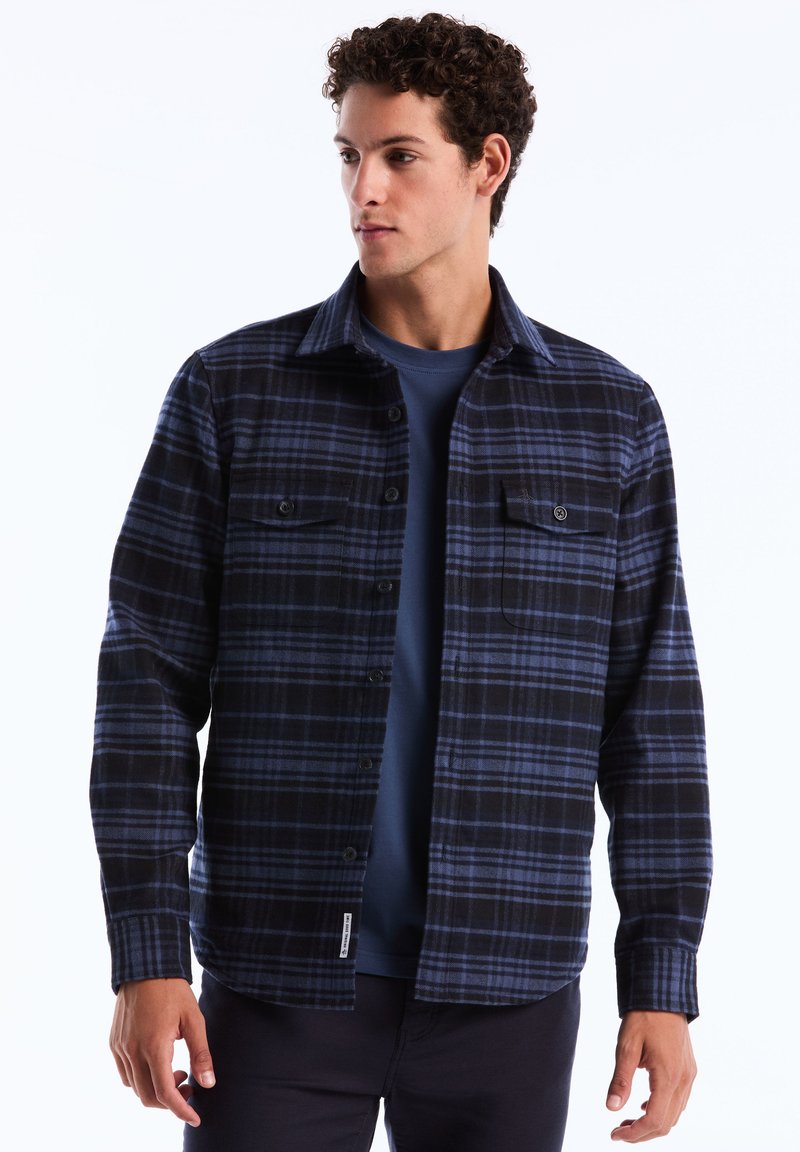 Karierte Flanellhemd in Blau und Schwarz mit durchgehendem Knopfverschluss, zwei Brusttaschen und abgerundetem Saum. Weiche Textur, lange Ärmel und Kragen.