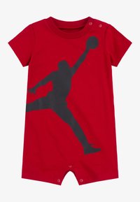 Body de algodón rojo con mangas cortas, botones a presión en el hombro y una silueta negra de un jugador de baloncesto en el aire.