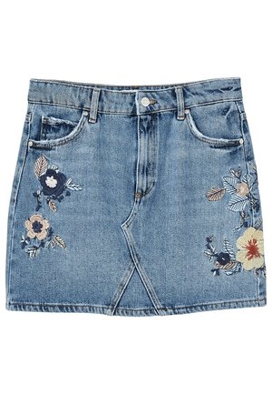Denim mini nederdel i en falmet blå farve, prydet med blomsterbroderi i beige, marineblå og rød på hver side. Klassisk fem-lomme design.
