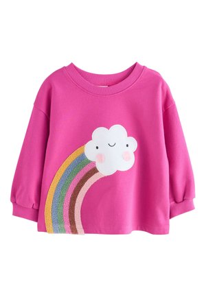 Różowa koszulka z długim rękawem dla małego dziecka z uśmiechniętą białą chmurką i wielokolorowym teksturowanym wzorem tęczy z przodu.