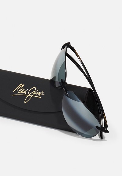 Czarne okulary przeciwsłoneczne Maui Jim z szarymi soczewkami. Charakteryzują się smukłymi metalowymi oprawkami oraz czarnym etui ochronnym ozdobionym złotymi detalami logo.
