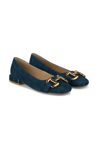 Ballerine in suede blu navy con punta rotonda e un piccolo tacco a blocco. Dettagli in oro con un design a catena nella zona della punta.