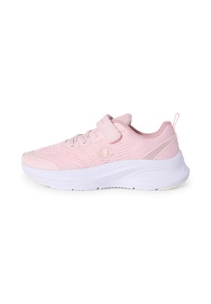 Zapatilla deportiva rosa claro con tira de velcro, cordones, cuello acolchado y suela blanca gruesa, mostrada de perfil sobre fondo blanco.